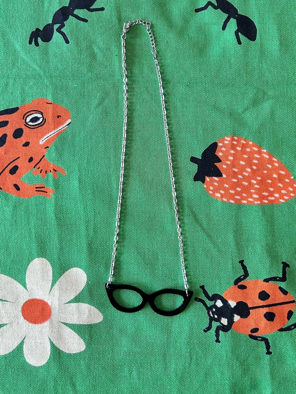 Retro Eyeglasses Pendant Necklace - Picture 2 of 3